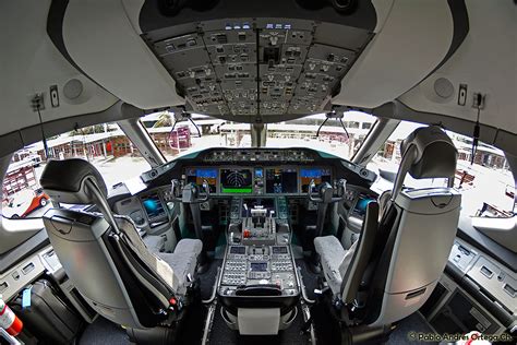 787 dreamliner cockpit pics.